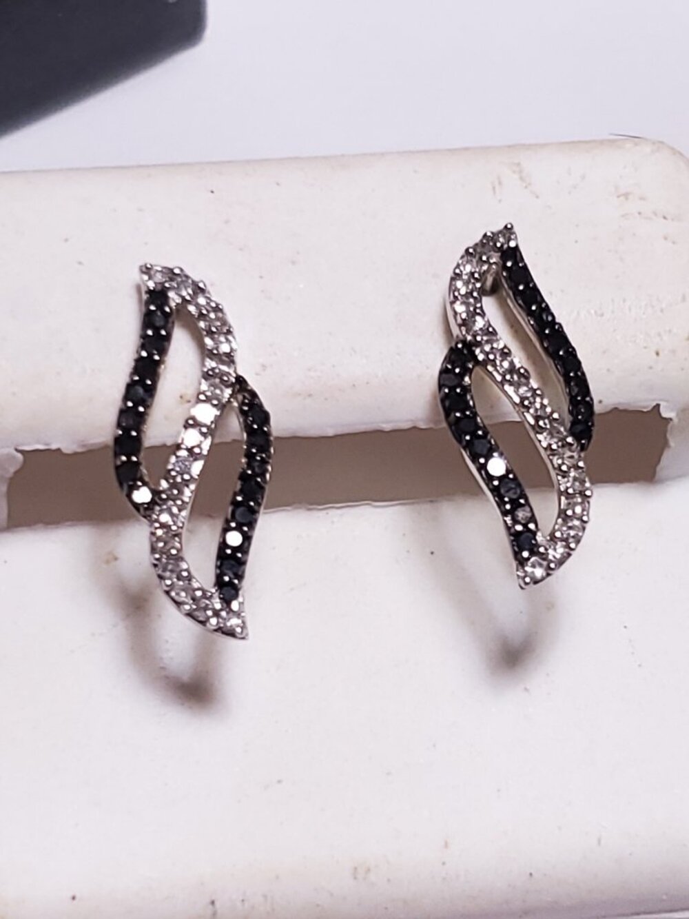 Estate .34ctw Natural Blk&Wht Diamond 10kt WG Open Loop screw back Earrings25000